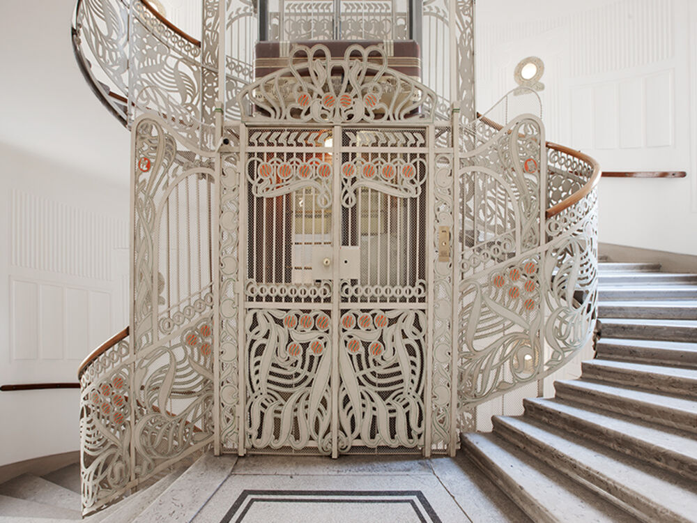 Jugendstil-Stiegenhaus mit historischem Aufzug im Majolikahaus